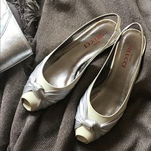 SESTO MEUCCI White Patent/ Metallic Silver Slingbk